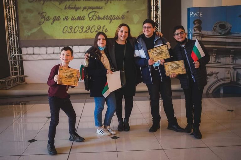 Децата от ДТШ "Патиланци" към Държавен Куклен Театър - Русе бяха наградени за участието си в конкурс за рецитал "За да я има България"