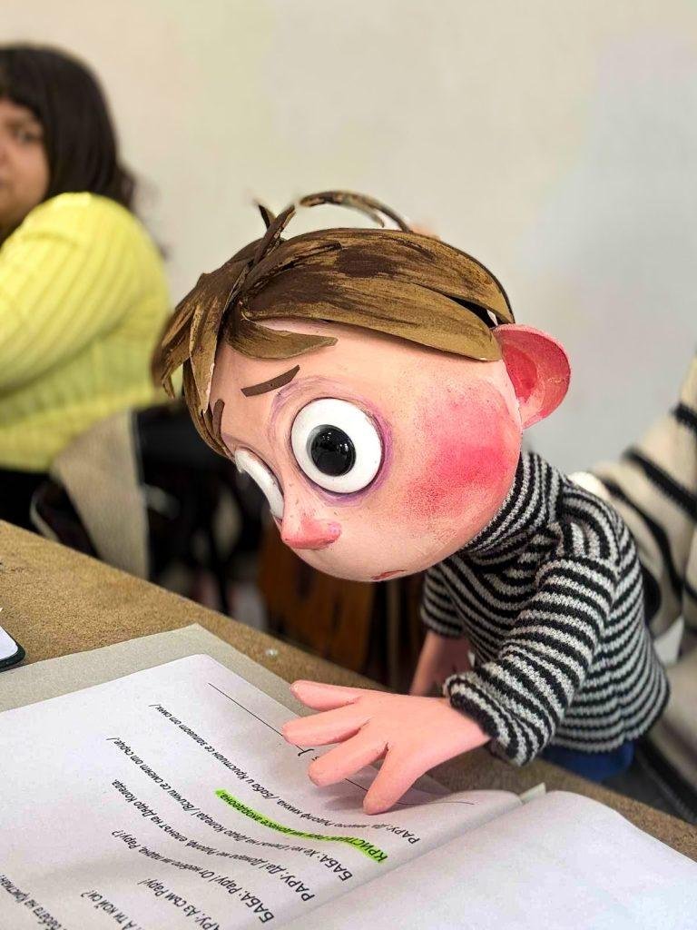 Кукла от Вълшебното коледно акордеонче, която чете текст