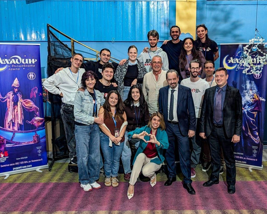 Екипът на театъра с посланика на България в Сърбия г-н Ангел Ангелов, съпругата му и консула на България в Белград след представянето на Аладин и вълшебната лампа в Суботица
