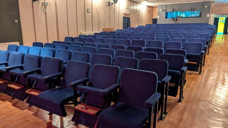 Поглед от сцената към салона на Куклен театър Русе - от дясно на сцената